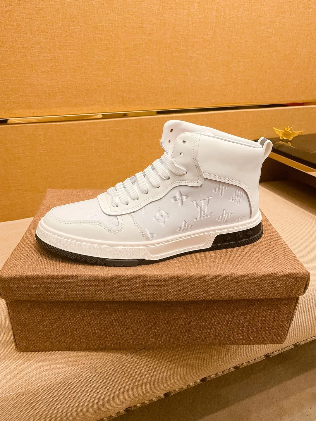 Men's shoes 💰 440💰【 LV 】🔥 Louis Vuitton, high-end men's shoes brand, official website 1:1 latest masterpiece: the upper is made of first-layer cowhide imported from Italy with a comfortable and breathable lining➕original non-slip and wear-resistant outsole🔥, making walking more convenient and comfortable! An exclusive new model, a stunning work, a beautiful 1:1 replica [color] compared to the official quality! Create a fashionable personality to set off your uniqueness! A must-have for trendy men! Classic🔥Size: 38-44 Color: 🔥Multiple colors available🔥